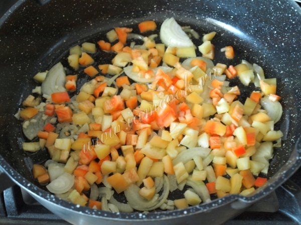 Обжарка лука с овощами