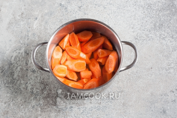 Положить морковь в кастрюлю с водой и уксусом