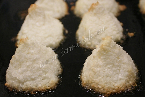 Запекаем печенье из кокосовой стружки