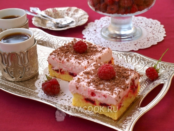 Рецепт бисквитного пирожного с малиной и сливками