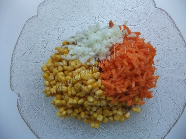 Лук с морковью и кукурузой