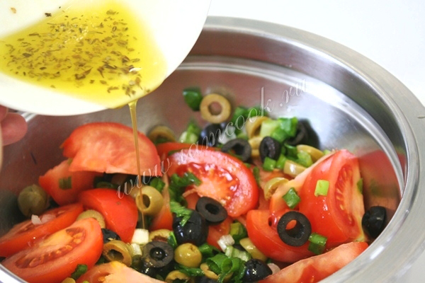 Рецепт простого салата из помидор с оливками и маслинами