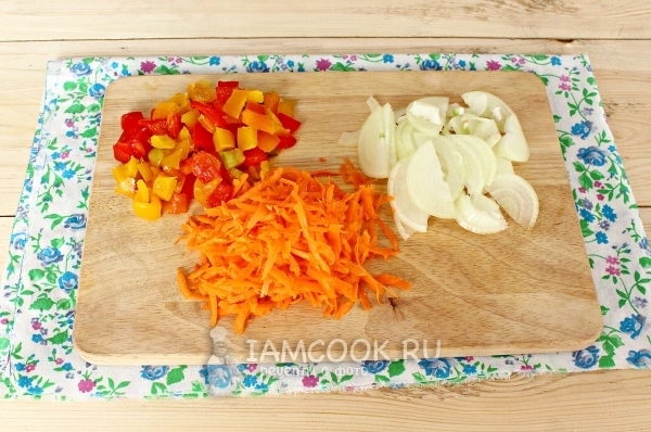 Порезать лук и перец, натереть морковь