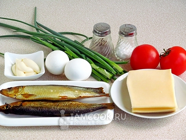 Ингредиенты для салата из копчёной рыбы на кружочках сыра