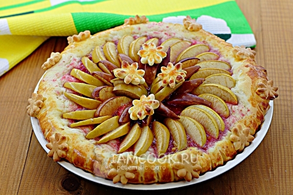 Готовый открытый пирог с яблоками
