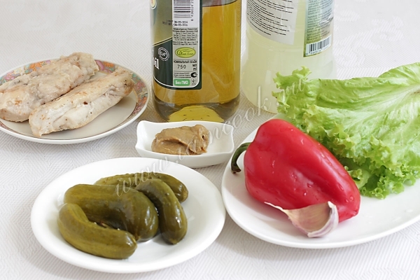 Ингредиенты для зеленого салата из курицы и овощей