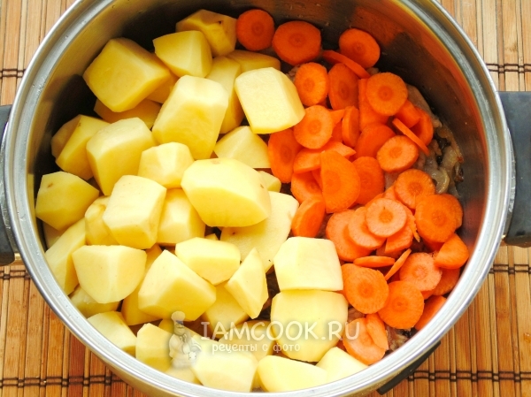 Добавить морковь и картофель
