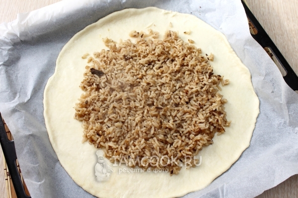 Выложить на тесто рисовую начинку