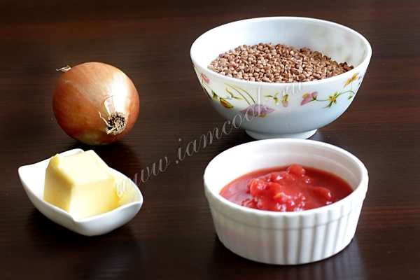 Ингредиенты для каши с луком и помидорами