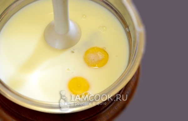 Соединить яйца с молоком