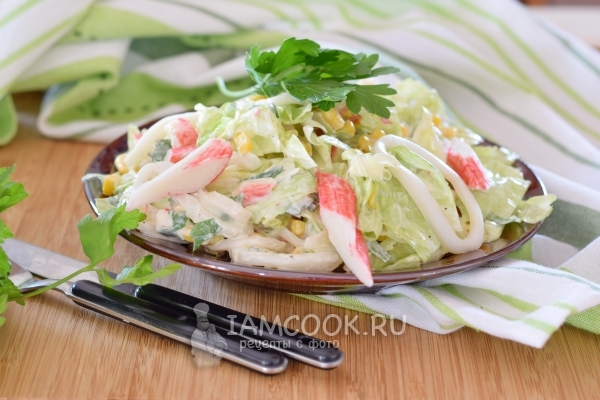 Фото салата с кальмаром и листовым салатом