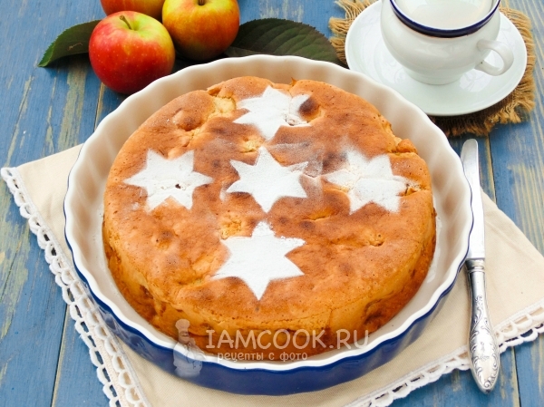 Готовый пирог «Шарлотка» с яблоками в духовке