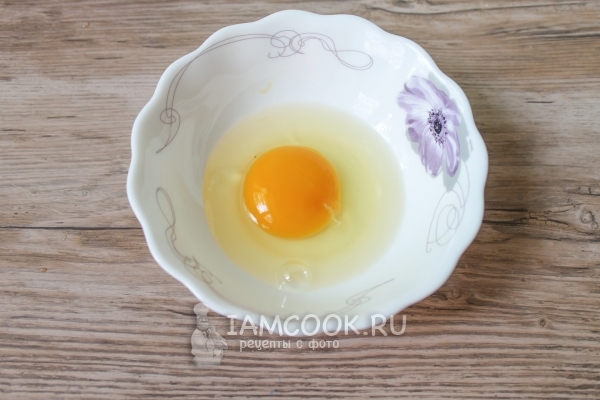 Вбить яйцо в тарелку
