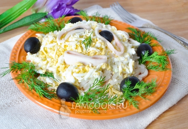Фото салата с кальмарами и яйцом