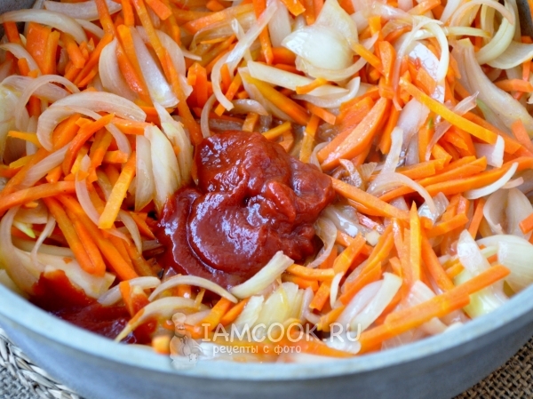 Положить томатную пасту к луку и моркови