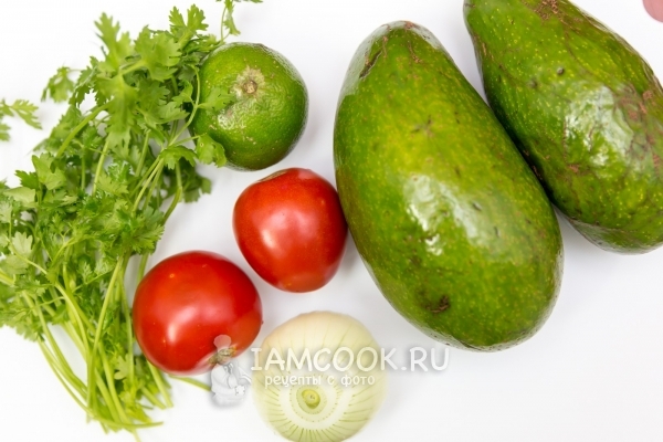 Ингредиенты для сальсы из авокадо с помидорами