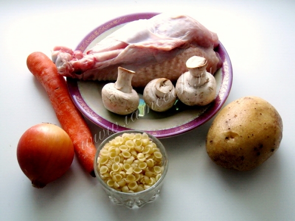 Ингредиенты для супа с индейкой и макаронами