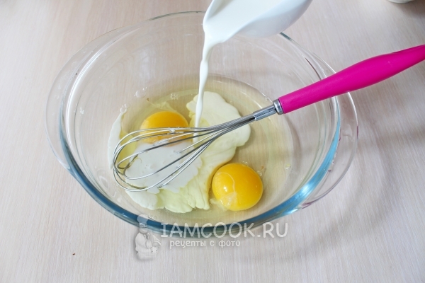 Взбить сливки с яйцами