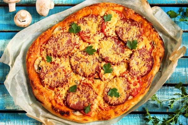 Рецепт пиццы с колбасой и шампиньонами