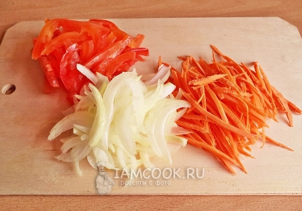 Нарезать лук, морковь и перец