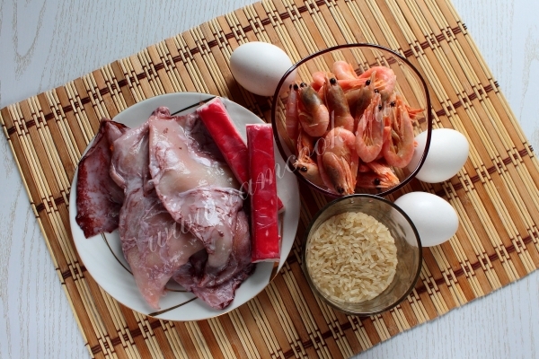 Ингредиенты для королевского салата из морепродуктов