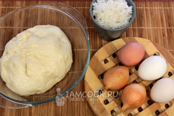 Ингредиенты для пирога с луком и яйцом в духовке