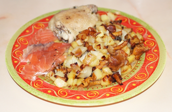 жареная картошка с грибами, с красной рыбой и курицей