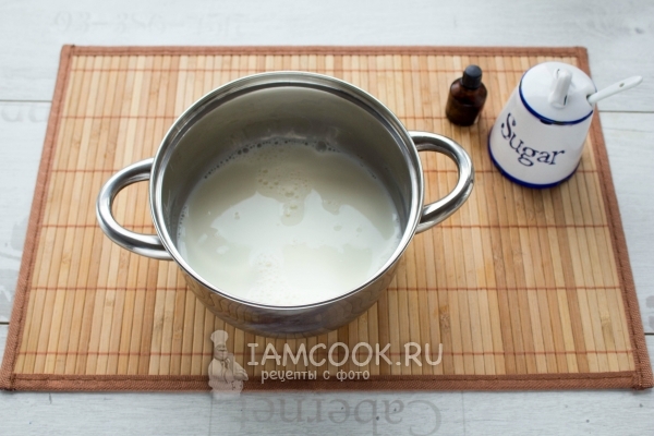 Нагреть молоко с ванилью