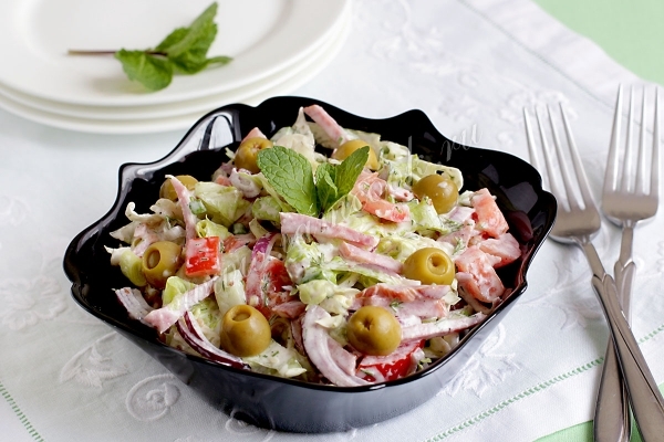 Быстрый салат с копченой колбасой и овощами