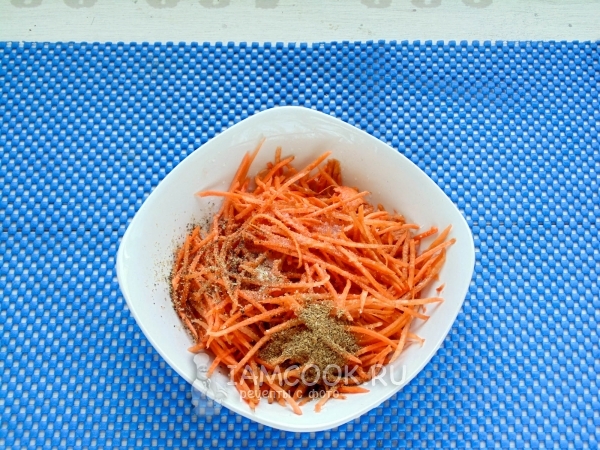 Посыпать специями морковь