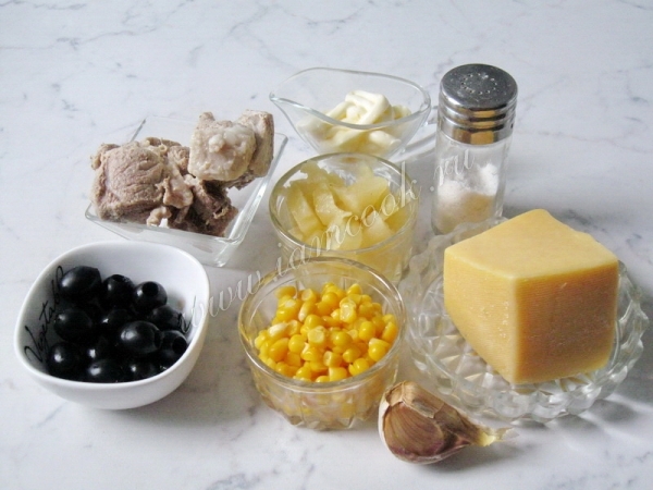 Ингредиенты для салата со свининой и ананасом
