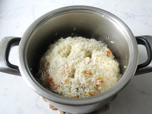 Рис в кастрюле