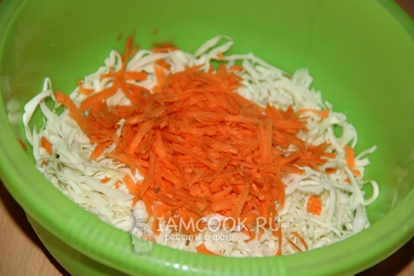 Порезать капусту и морковь