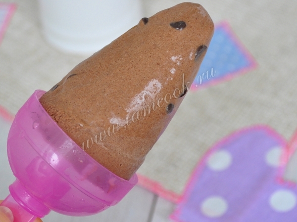 Шоколадное мороженое цилиндрической формы фото