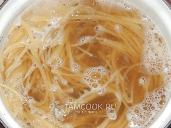 Спагетти в кастрюле