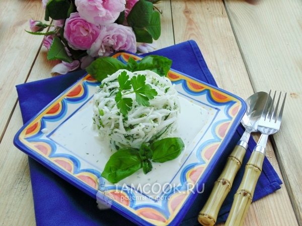 Фото салата из дайкона со сметаной