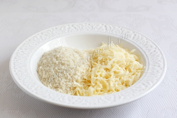 Тертый сыр и сухари