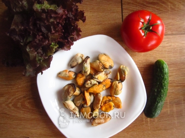 Ингредиенты для салата с мидиями и овощами