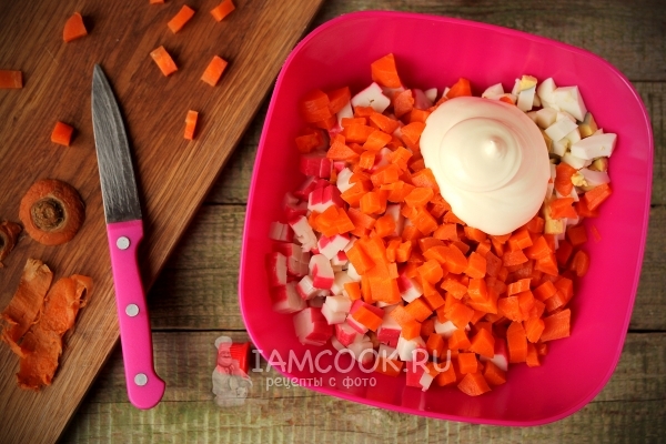 Добавить морковь, майонез и соль
