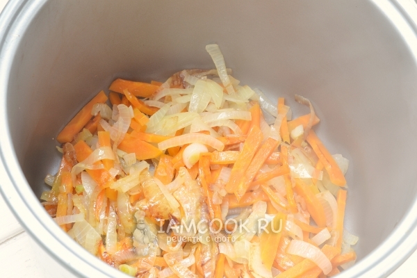 Жаренные лук и морковь
