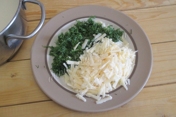 Тертый сыр и порубленная зелень