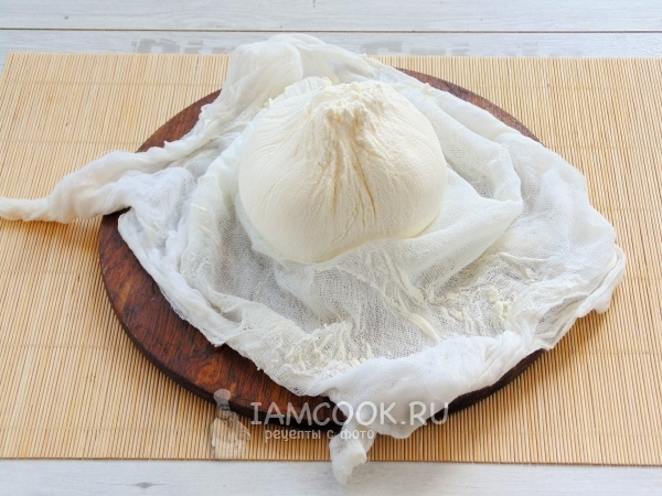 фото готового домашнего сливочного сыра из сметаны