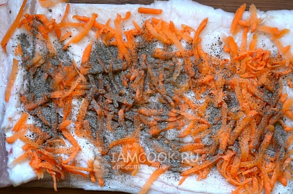 Морковь и специи на сале