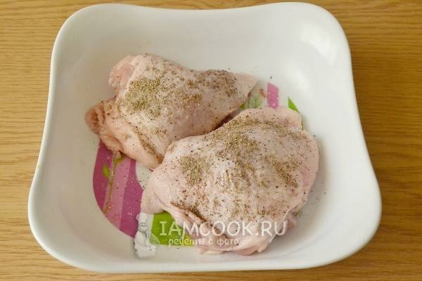 Жаренная курица в йогурте на сковороде