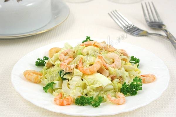 Вкусный салат с креветками и кальмарами
