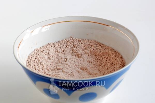 Смешать муку, какао и разрыхлитель