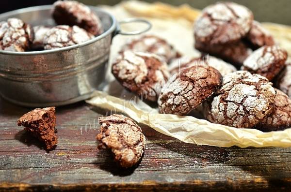 Шоколадное печенье с грецкими орехами и корицей