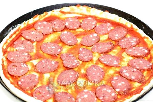 Пицца с колбасой помидорами и сыром