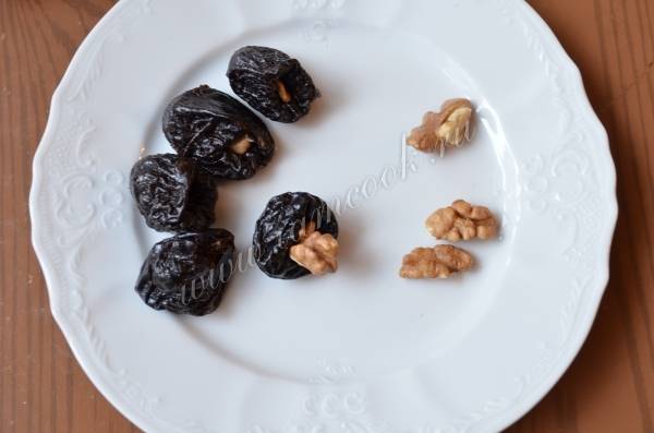 Чернослив, фаршированный грецкими орехами в сладком сметанном соусе