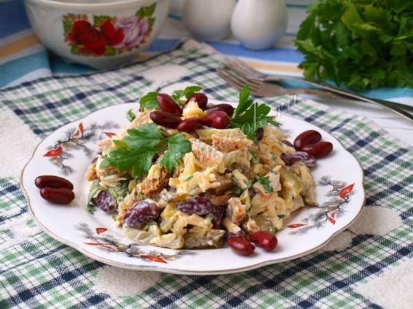 Салат с фасолью, сухариками и колбасой — рецепт с фото пошагово